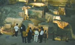 اكتشاف أكثر من 300 قطعة أثرية وحمامًا يعود إلى الحقبة البابانية